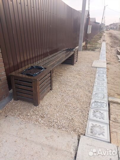 Скамья с цветочницами