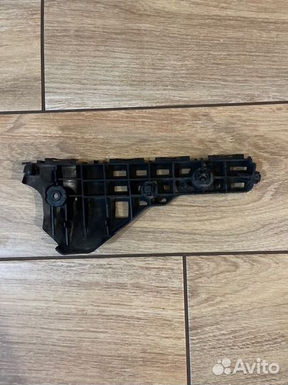 Кронштейн бампера передний правый Toyota Land