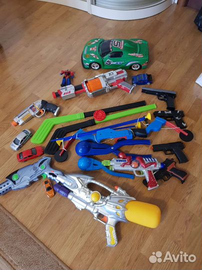 Машинки, клюшки и шайба, пистолеты и автоматы