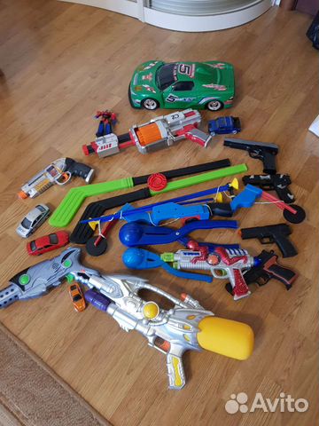 Машинки, клюшки и шайба, пистолеты и автоматы