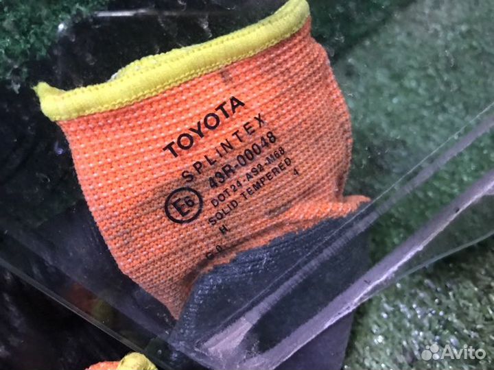 Стекло двери заднее правое Toyota Avensis ZZT251