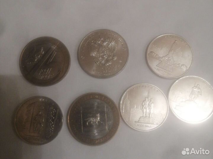 Монеты 4 штуки по 5 рублей и 2 по 10