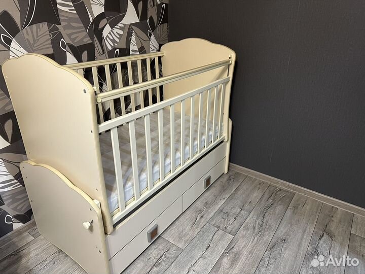 Детская кроватка с маятником