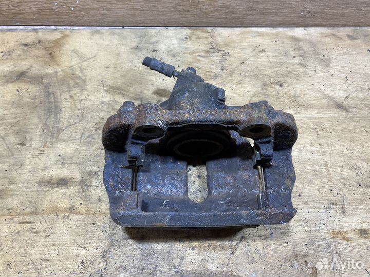 Суппорт передний левый Skoda Fabia 2 S107