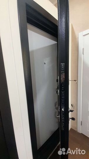 Дверь входная с зеркалом. Гарда 7.5