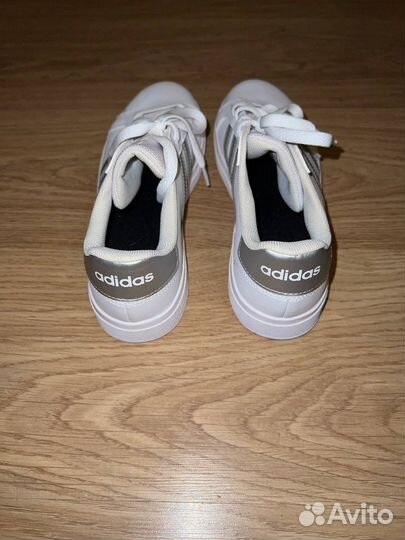 Кроссовки Adidas женские