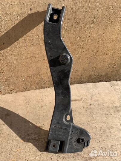 Кронштейн переднего бампера Audi A4 B7