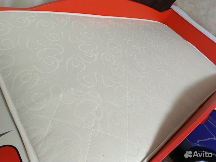 Детская кровать машина