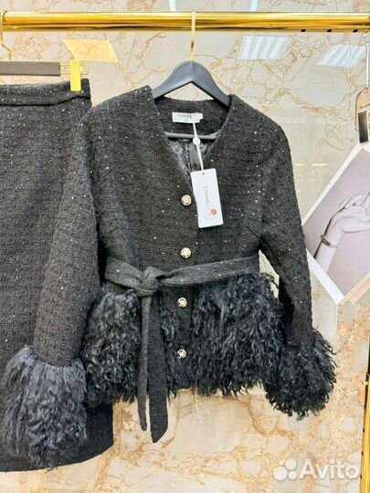 Твидовый костюм с юбкой chanel