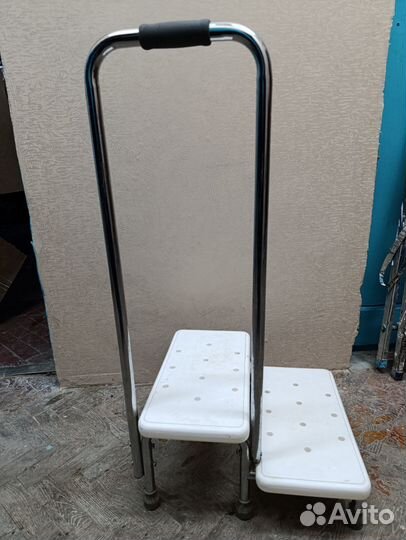 Ступени для ванны с поручнем