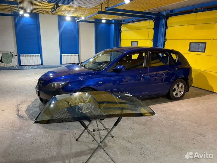 Лобовое стекло на Мазда 3