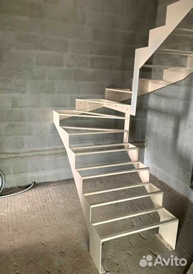 Облицовка лестничного металлокаркаса деревом