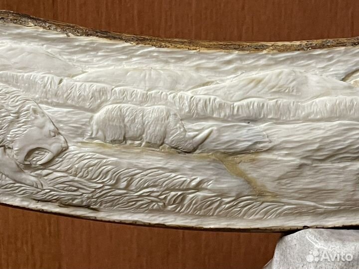 Барельеф на бивне мамонта