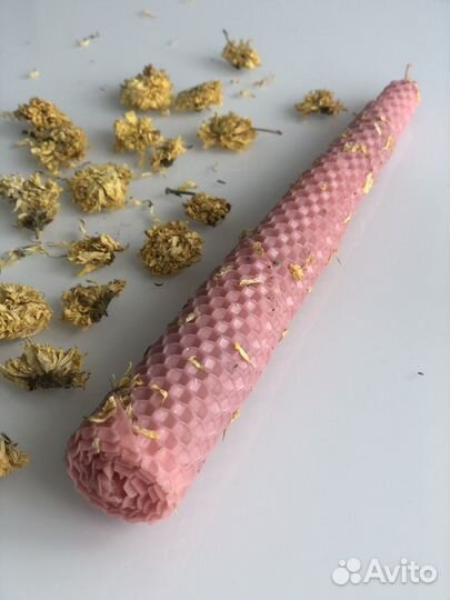 Свеча из вощины розовая с душицей и хризантемой