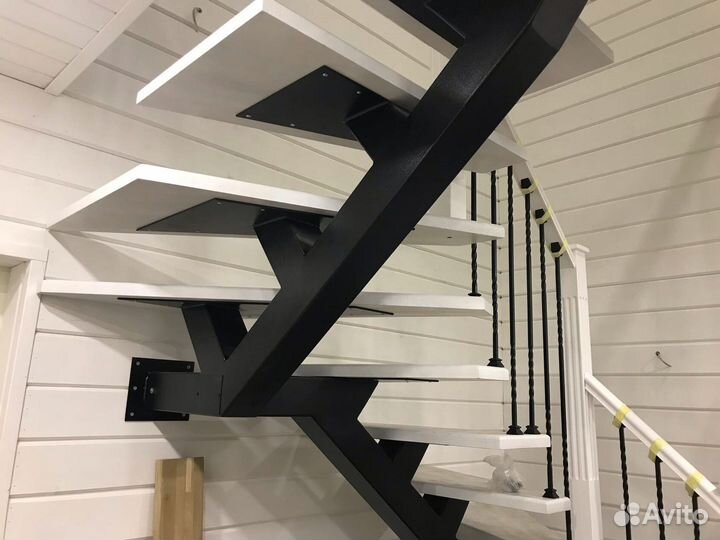 Лестница на второй этаж на косоуре под ключ