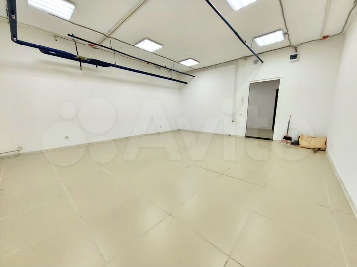 Квадратный офис 37 м² с водой на первом этаже