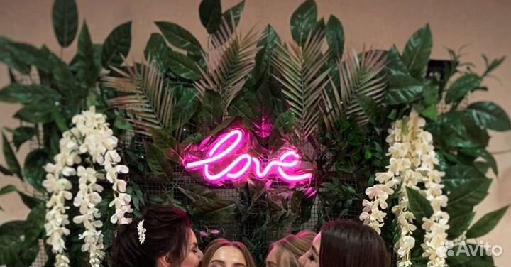 Неоновый настенный светильник розовый