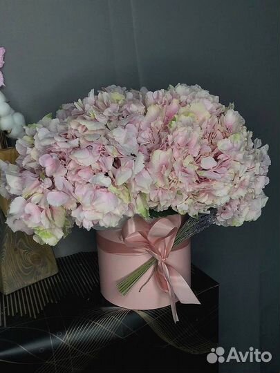 Букет из 3 розовых гортензий в шляпной коробке