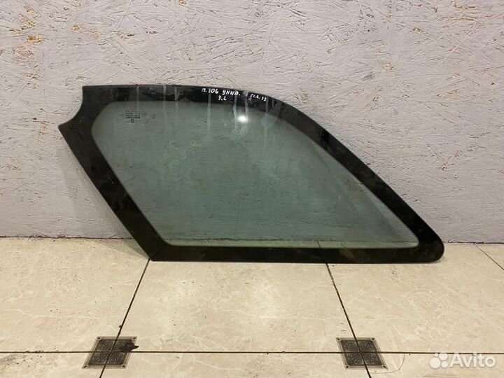 Стекло треугольник заднее левое Peugeot 306