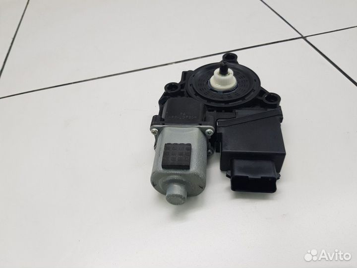 Моторчик стеклоподъемника задней правой двери