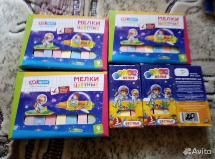 Мелки цветные и белые, книжки детские, кошельки