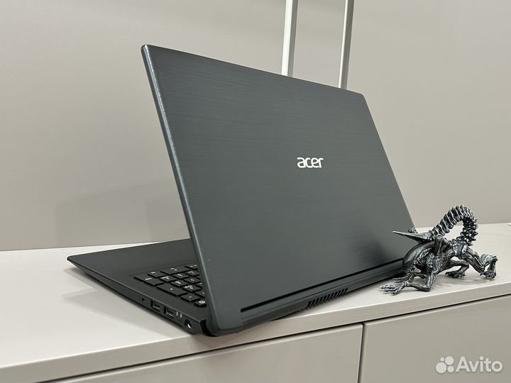 Acer i3 8gen/8gb/ssd +hdd/UHD Graphics