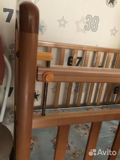 Детская кроватка с маятником