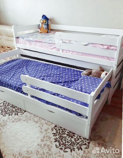 Кровать выдвижная для двоих детей из массива