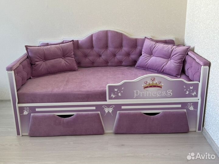 Кровать-диван в каретной стяжке