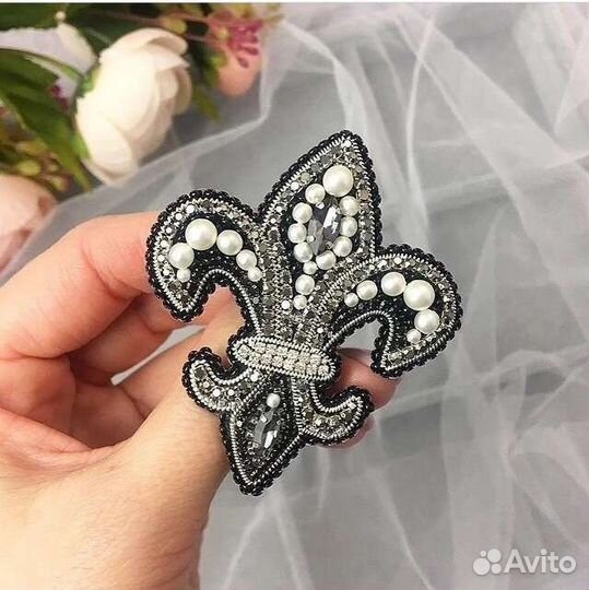 Брошь из бисера