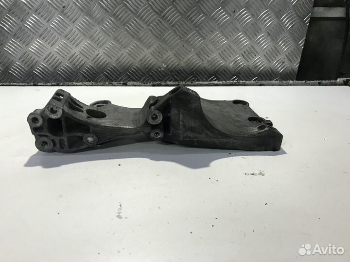 Кронштейн генератора Volkswagen Passat B6