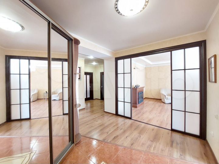 3-к. квартира, 102 м², 3/8 эт.