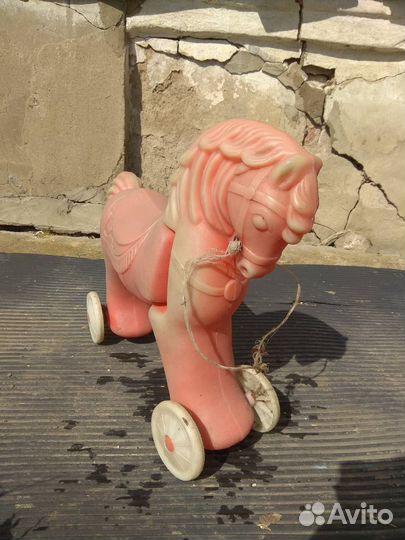 Розовый конь-каталка игрушка СССР