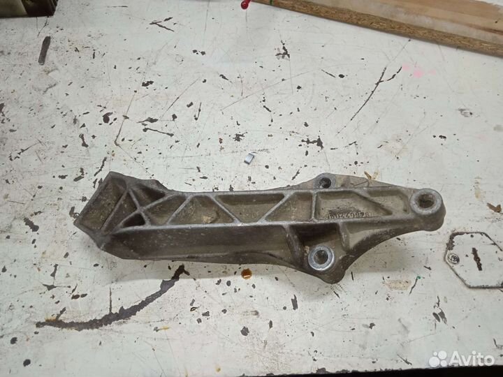 Кронштейн двигателя правый Peugeot 306 Пежо 306