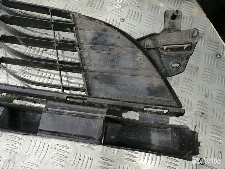 Решетка в бампер центральная Renault Megane 3