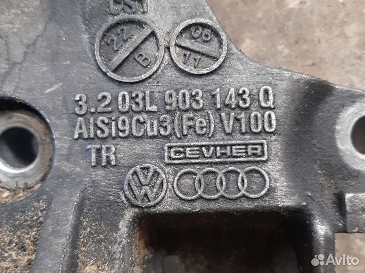 Кронштейн двигателя VW Passat B7 2.0 TDI