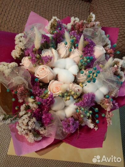 Букет сухоцветов и мыльных роз