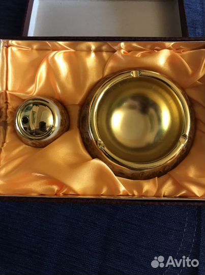 Зажигалка и пепельница