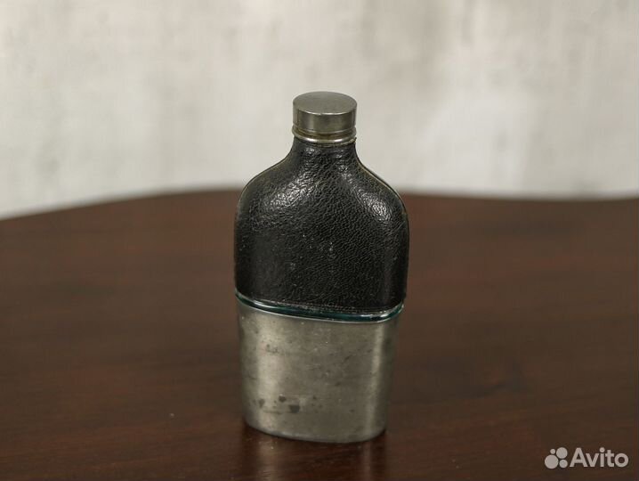 Старинная фляга с кожей 