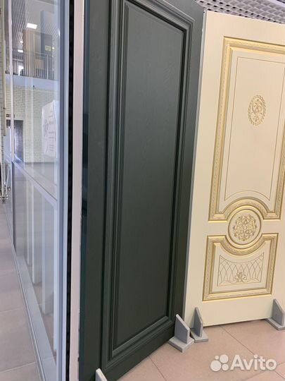 Современная багетная дверь из массива сосны