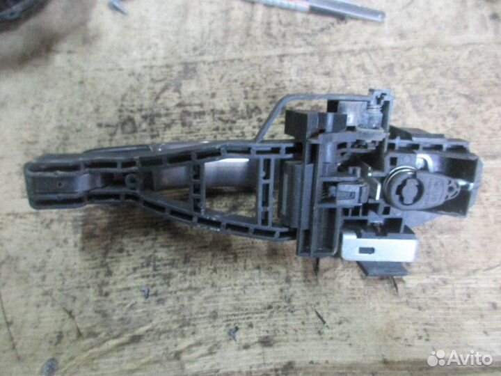 Ручка наружная двери передней левая Ford Focus III