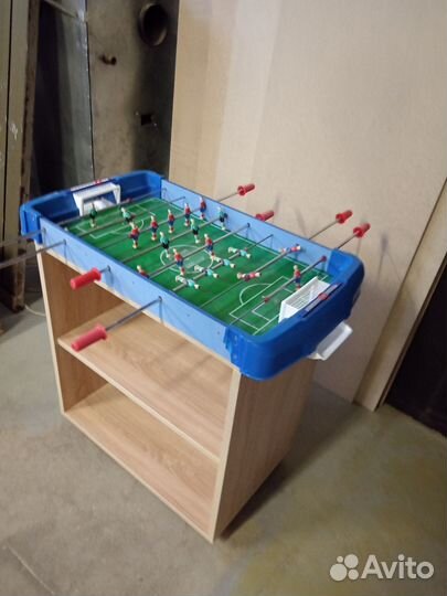 Настольный футбол на тумбочке с колёсиками