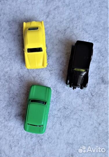 Машинки инерционные из киндер-сюрпризов