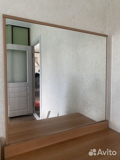 Туалетный столик с зеркалом, прикроватная тумбочка