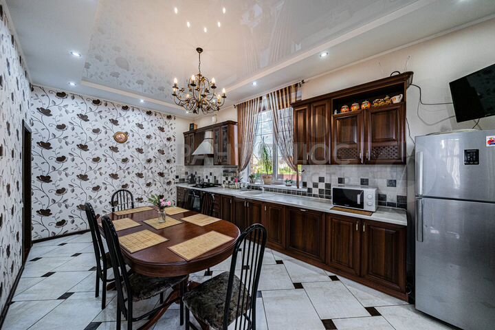 Коттедж 251 м² на участке 8 сот.