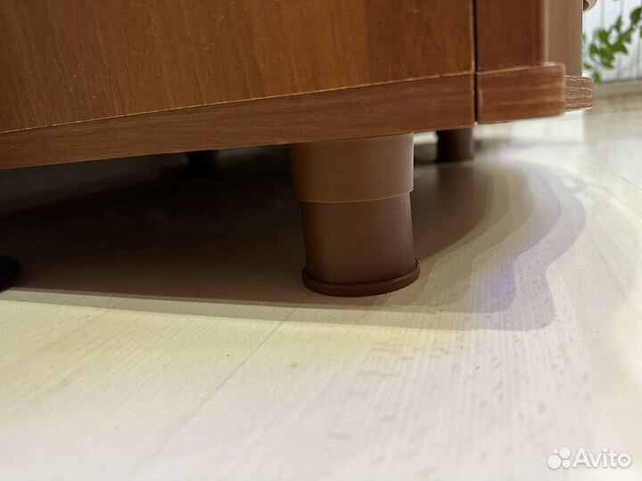 Тумба под телевизор на ножках