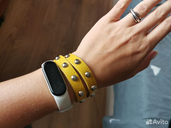 Браслет желтый с клепками