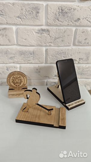 Подставка для телефона хккеист из дерева