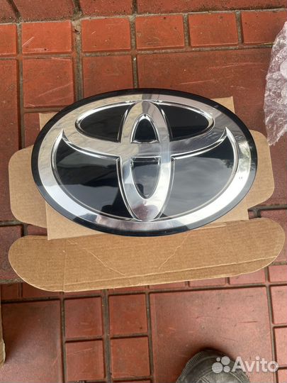 Эмблема Toyota Land Cruiser 300