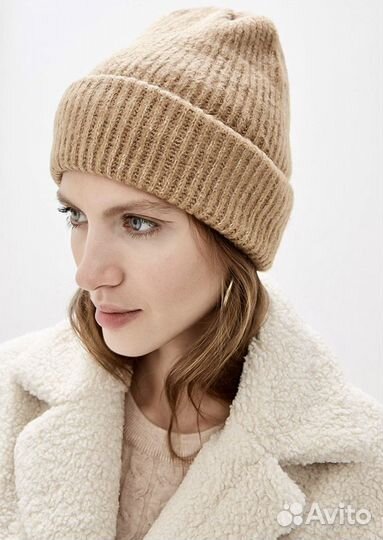 Шапка бежевая